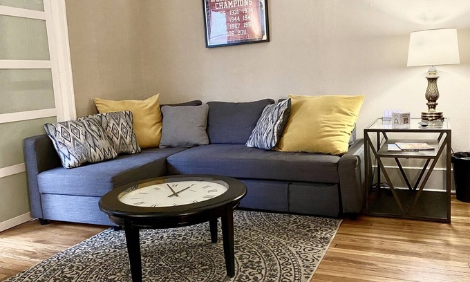 DeBaliviere Place Condo | Steps to Metrolink & Forest Park,1st Fl King & Queen Beds+ Off-Street Parking