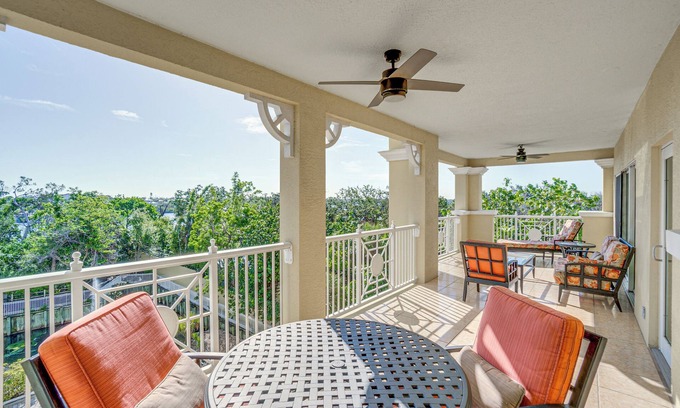 Siesta Key Condo | Steps to Siesta Key Beach: Condo w/Pool & Hot Tub