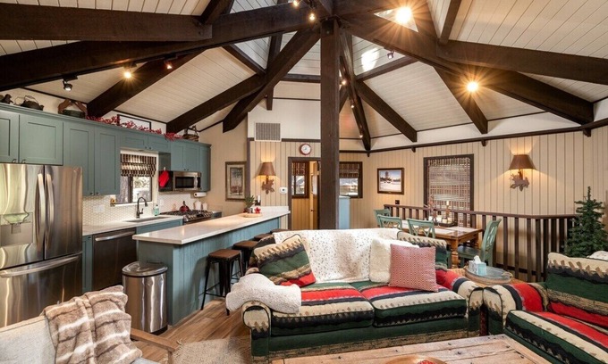 Summit Estates Cabin | Steps to Snow Summit.Updated. Cozy Fireplace. BBQ.