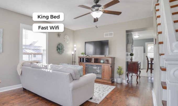 Cape Girardeau House | Steps to Southeast Hospital - Fast Wifi - King Bed