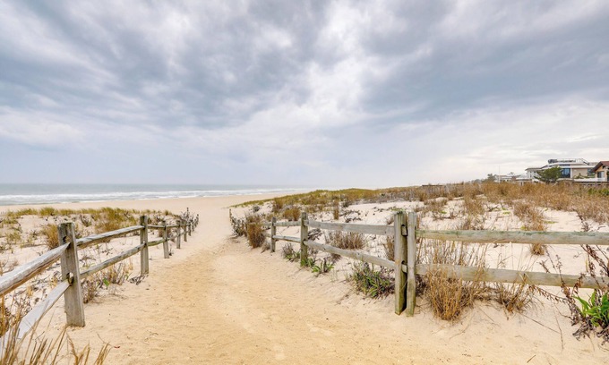 Surf City Cottage | Steps to Surf City Beach: Pet-friendly Cottage!
