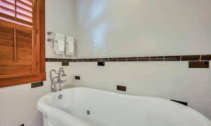 Calistoga Hotel | Steps to Tasting Rooms! Romantic Wine Country Escape w/Jetted Tub and Fireplace