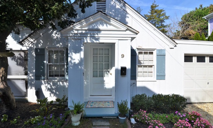 The Pines Cottage | STEPS TO THE BEACH -ADORABLE 1 BR Cottage-9 Park Ave Rear, Rehoboth Beach, DE