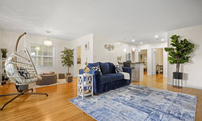 Belmont Shore Apartment | Steps to the Beach - Long Beach Summer Getaway!