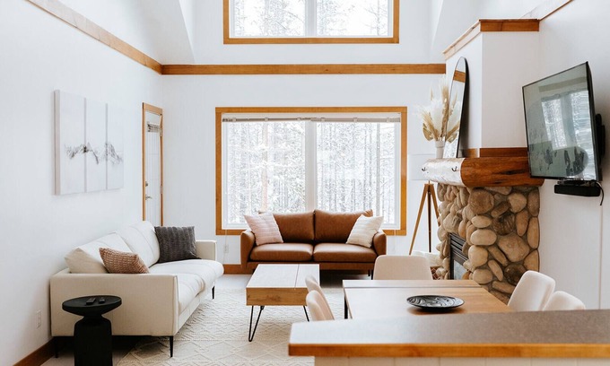 East Kootenay House | Steps to the lift, quick pedal to the trails, short drive to golf.