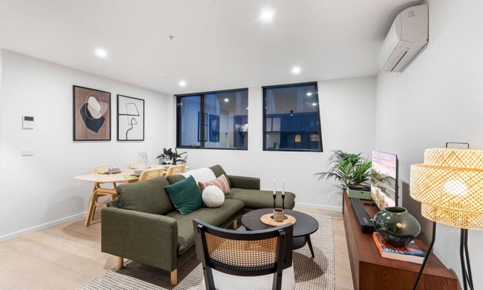 Abbotsford Apartment | Steps to the River, Minutes to the City