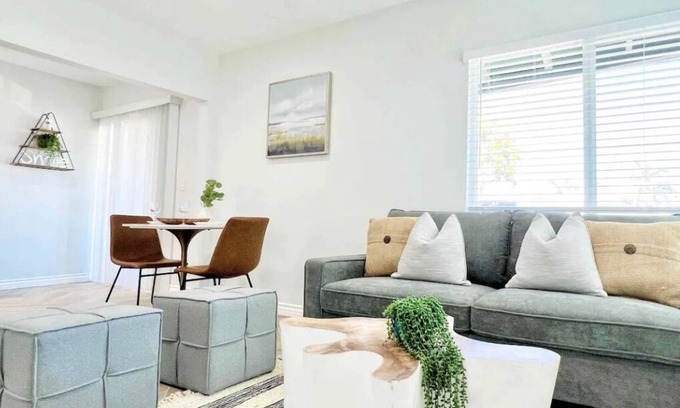 Mission Beach Cottage | Steps to the Sand-Upscale Beach Cottage