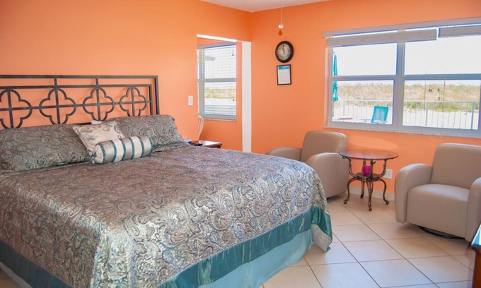 Lauderdale-by-the-Sea Condo | Steps to the Sand! Coastal Condo with Heated Pool Access
