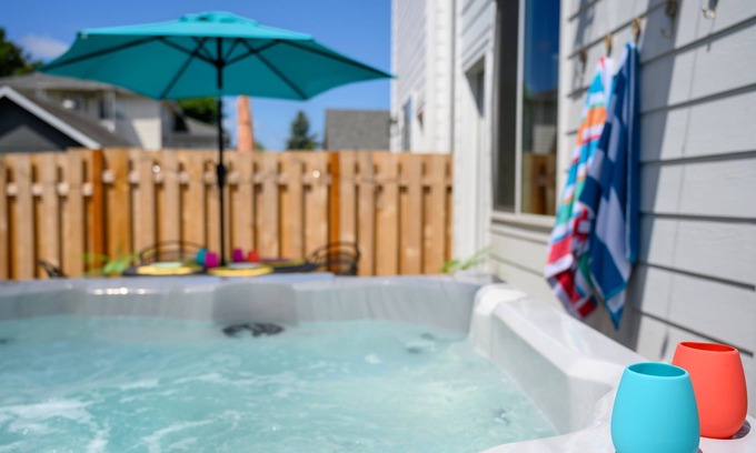 Carlton House | Steps to Wine Tasting | Hot Tub