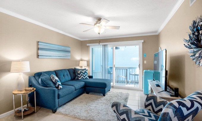 Pensacola Beach Condo | 🌴Steps2Beach-Community Pool-2BR Villas on the Gulf A8🌴