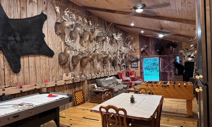 Flat Rock House | Steve’s Barn Lodge, Detroit River/Lake Erie