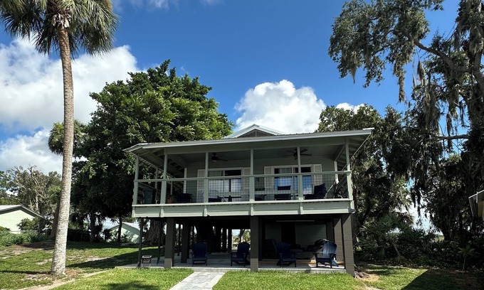Frostproof House | Stilt House on the Shore at Lake Reedy