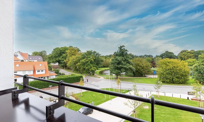 Alt-Travemunde/Ronnau Apartment | Stilvolles Apartment mit Loggia, Wunderschönem Parkblick und Hauseigenem SPA