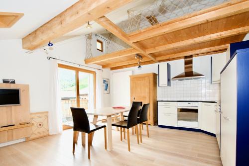 Vals Apartment | Stilvolle Dachwohnung für 4 im Thermenort Vals
