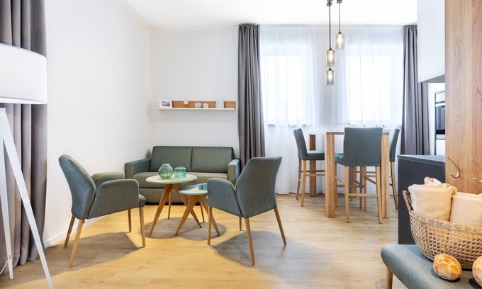 Wismar Apartment | Stilvolles, Topmodernes Eck-apartment mit Hafenblick im Alten Hafen Wismars