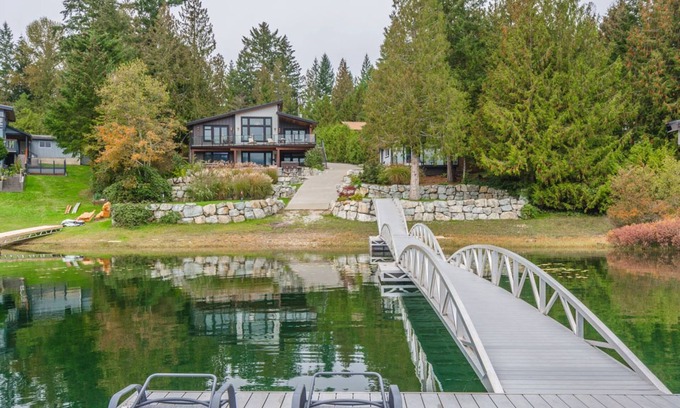Sproat Lake House | Stirling Arm Lakehouse Luxury Retreat on Vancouver Island.
