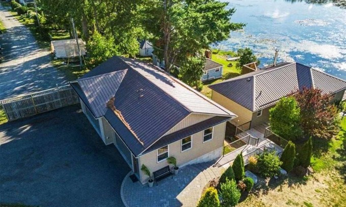 Quinte West House | Stirling Lakehouse - Cozy Waterfront Cottage