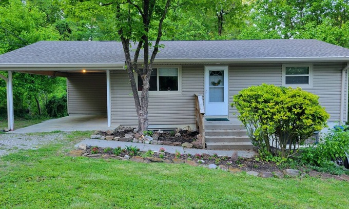 Collegedale House | Stock Cottage Cozy 2 BR, 2 Bath House next to Biology Trails and SAU