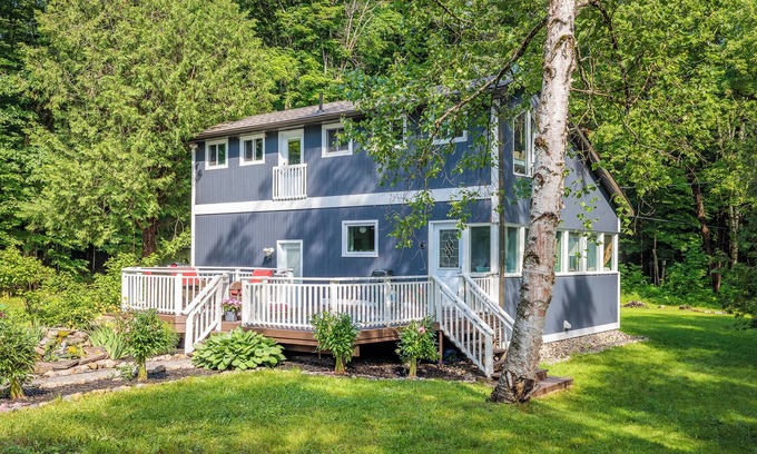 Lake of Bays Cottage | Stocked Forest Retreat Near Algonquin & Beach! Private Pet Friendly Sleeps 6