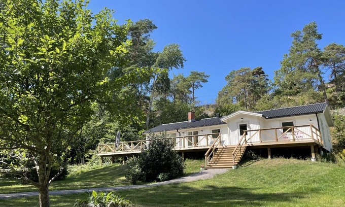 Varmdo House | Stockholm archipelago with pool, boat and bikes