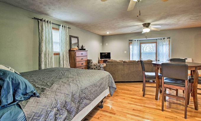 Umber View Heights Apartment | Stockton Lake Escape w/Kitchen, Half Mile to Lake