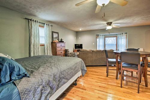 Umber View Heights Apartment | Stockton Lake Escape with Kitchen, Half Mile to Lake