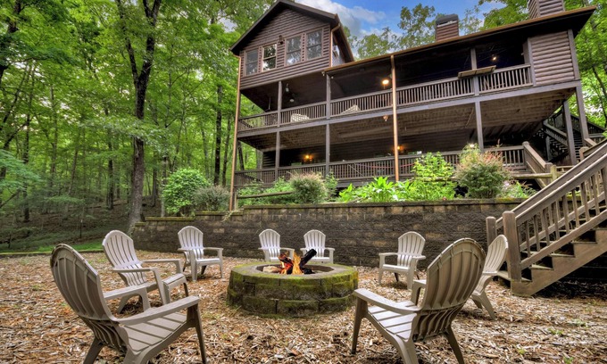 McCaysville Cabin | Stokes Haven | Pet Friendly | Hot Tub | Creek |