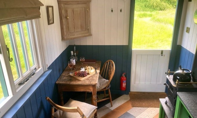 Woodbridge Cabin | Stompy's hut - Cosy hut in very peaceful location