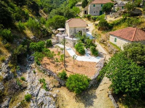 Dol House | Stone bridge cottage
