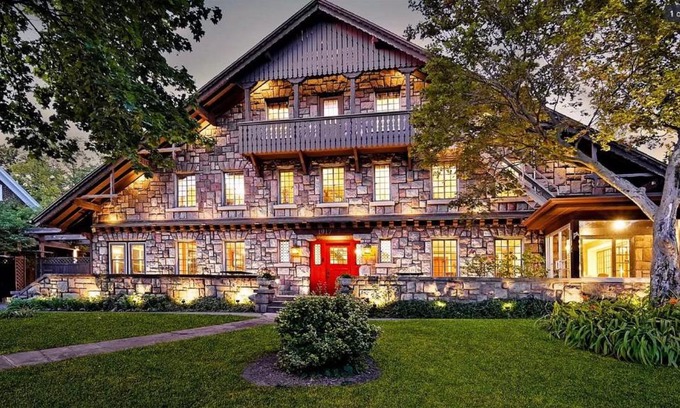 Burns Park Bed & Breakfast | Stone Chalet Bed & Breakfast Inn