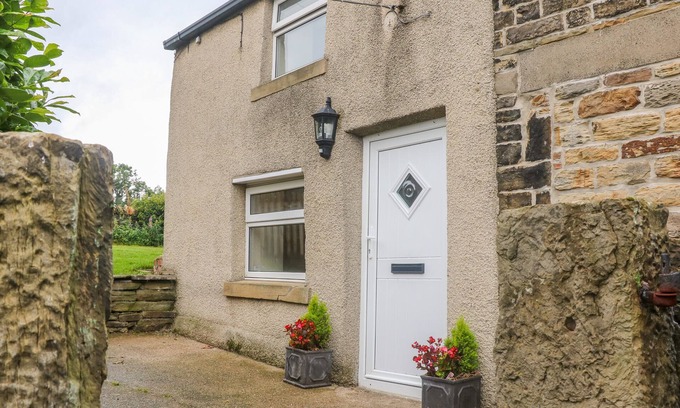 Hoylandswaine Cottage | STONE FARM COTTAGE, pet friendly, with a garden in Wortley