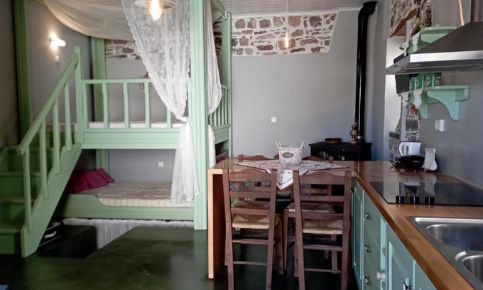 Agios Isidoros Apartment | STONE GUESTHOUSE