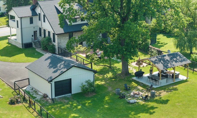 Towson House | Stone Heritage House - family + pet friendlyn
