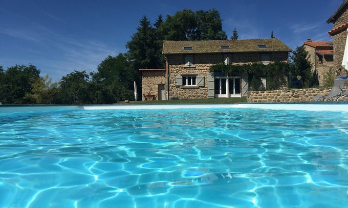 Saint-Dier-dʼAuvergne House | Stone house with heated pool and large wooded grounds WIFI