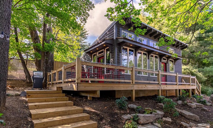 West Jefferson House | Stone House Aerie - West Jefferson in town, new, modern, hot tub