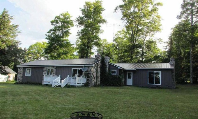 McMillan House | Stone House: Fall Foliage & Tranquility on East Lake Perfect for Family & Friends