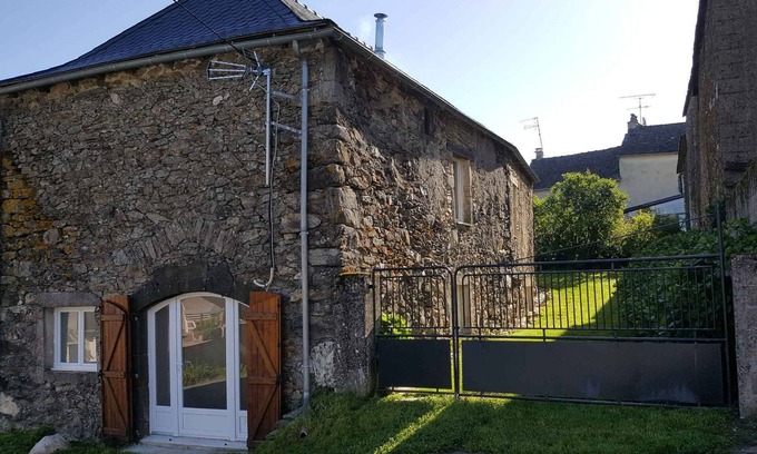 Rieupeyroux House | Stone house in aveyron not far from several sites to visit najac laguiole