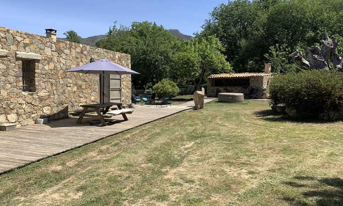 Zilia House | Stone house in the style of a sheepfold. With petanque court and Jacuzzi
