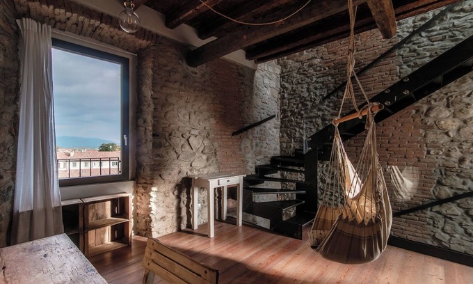Alzate Brianza Apartment | Stone House