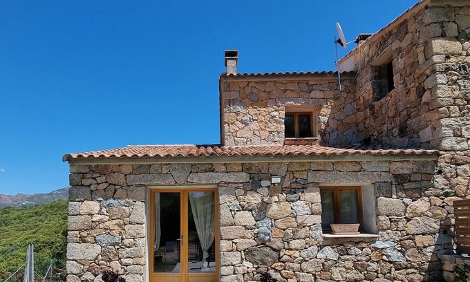 Arbellara House | Stone house located between sea and mountains