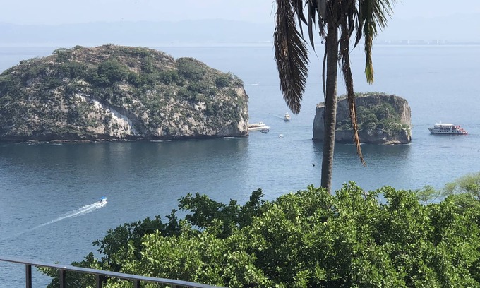 South Shore Hotel Area House | Stone house overlooking the Sea and the Jungle