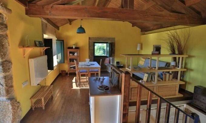 A Caniza Cottage | Stone house next to a vineyard for 2 people. Pets welcome.