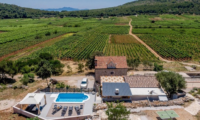 Smokvica House | Stone House Prapatna - Two-Bedroom Holiday Home with Swimming Pool