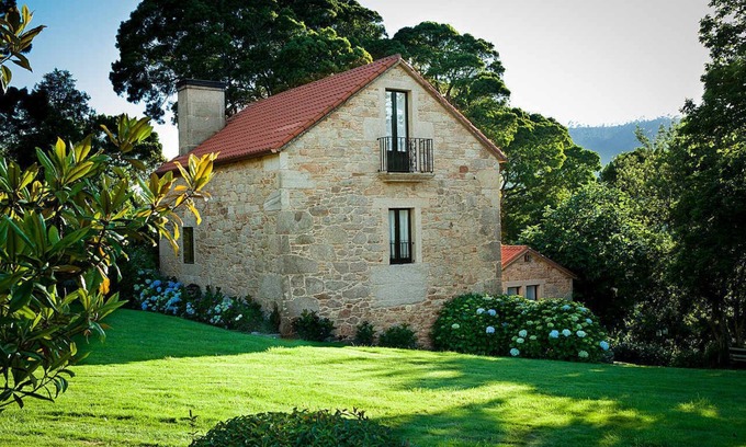 Laxe House | Stone house restored in the middle of nature