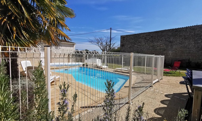 Tesson Cottage | Stone house with private heated swimming pool