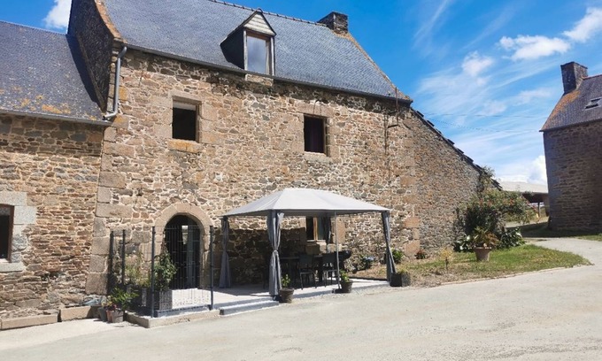 Plerguer House | Stone manor house in equestrian center near saint malo/mont saint michel