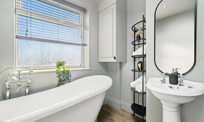 Golborne Apartment | Stone Pit Apartments