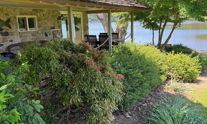 Galena Cottage | STONE RIVERSIDE COTTAGE is just a few steps from the SASSAFRAS RIVERS edge