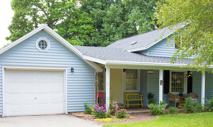 La Crosse Cottage | Stone's Throw Cottage - Centrally located 2-bedroom with newly remodeled kitchen