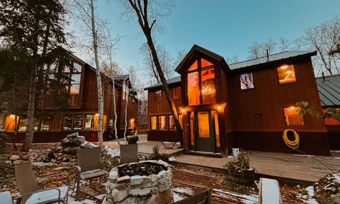 Sundance Cabin | Stone Table Lodge - Sleeps 16 - 2 HOT TUBS!